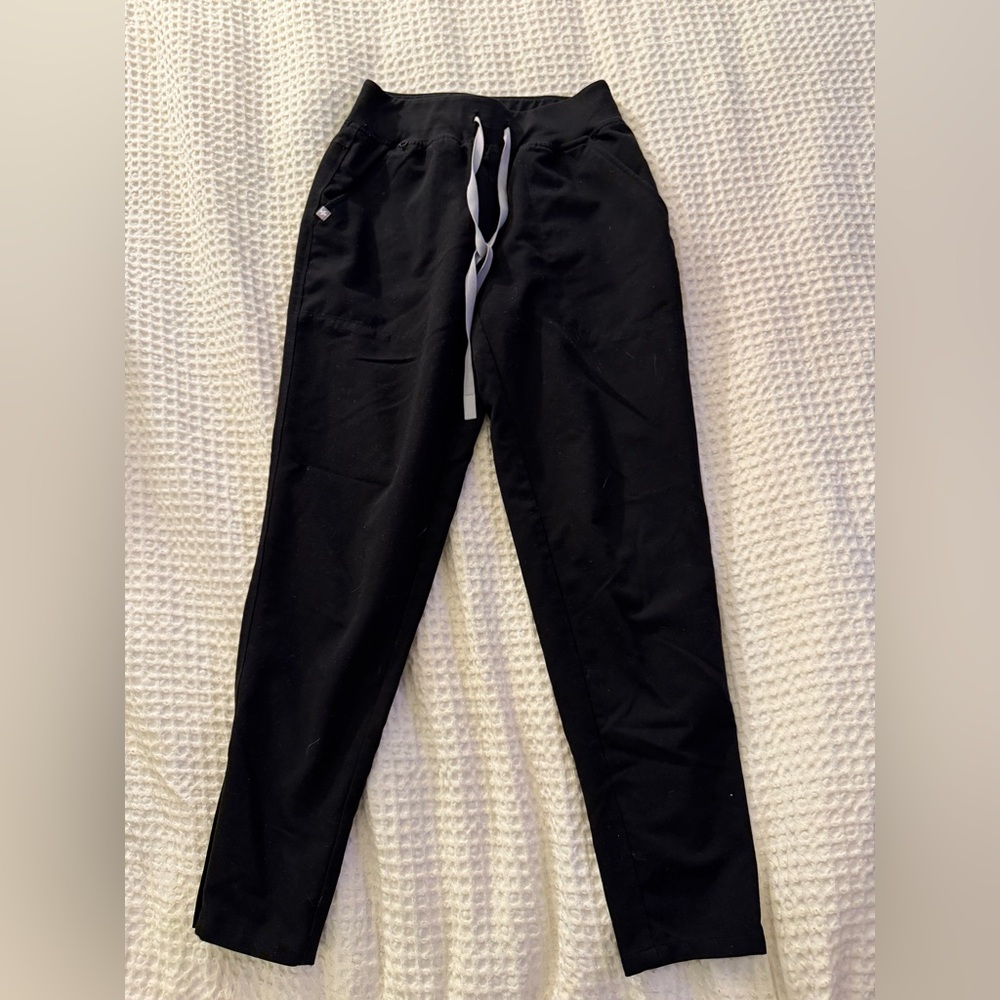 Women’s black fig scrub bottoms